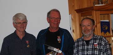 Her har vi n'Torbjørn i den posisjonen vi helst vil ha han. T.v. Tore Hartz og t.h. Johannes Rundhaug fra Etnedal.