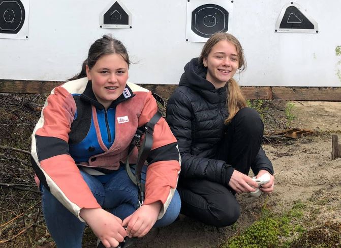 Malin og Reidun var med på felt skyting for første gang og mestret dette veldig bra