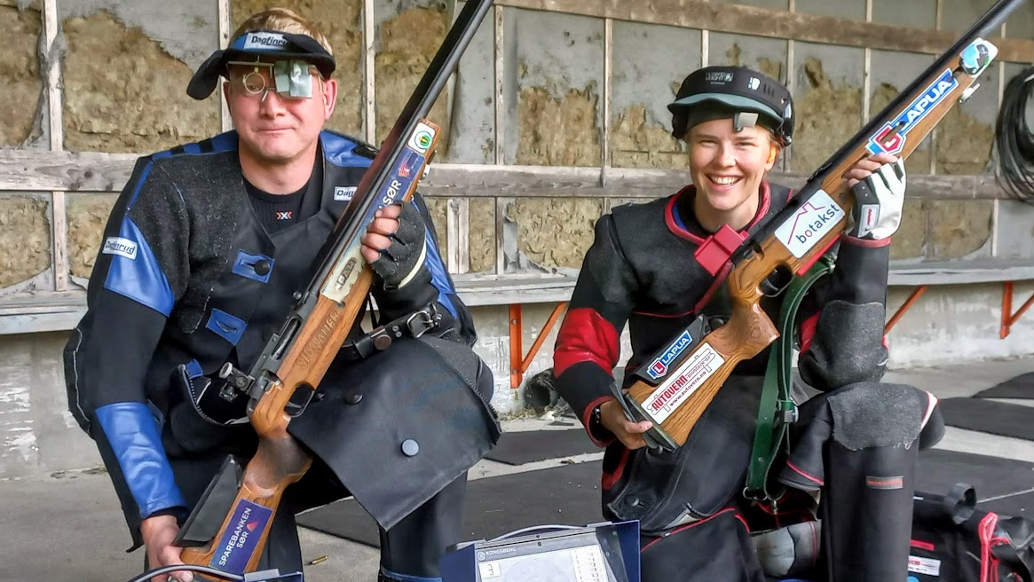 Steinar Skoland og Anette Thingbø etter at begge leverte 349 på Sommerkveldsstevne