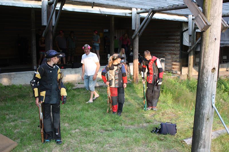 Mange benyttet julikvelden til å skyte litt felt før LS og se treffpunkt i figurene underveis!