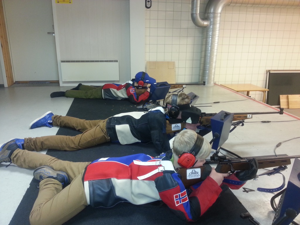 Tre Hammerfest-rekrutter på trening. Nærmest Adrian Abrahamsen, så Oliver Johan Ellingsen og lengst bort Adrian Christoffer Pedersen 