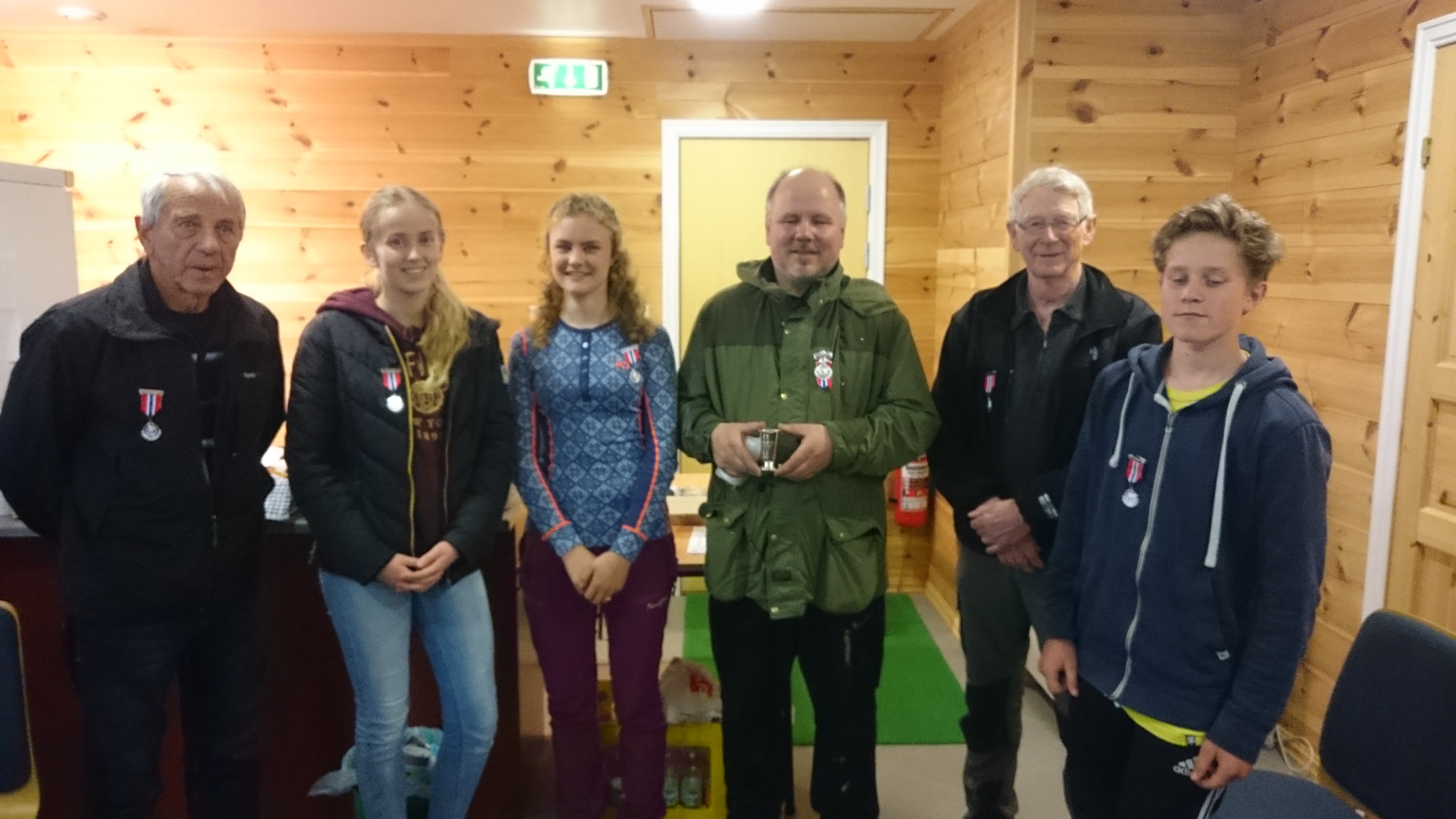 Frå v: Olav Nesheim (V65), Ingrid Erdal Haustveit (J), Ida Kvestad (ER), Knut Åkre (3-5), Even Lund (V55) og Trond Kvestad (R). Vinnar i V73 Magnar Leigland er ikkje med på biletet.