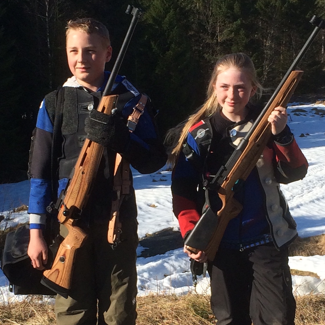 Nora S. Høybakk og Ola Johan Dybvik skaut begge 30 treff i innledende runde og var dermed klar for finale i kl rekrutt.