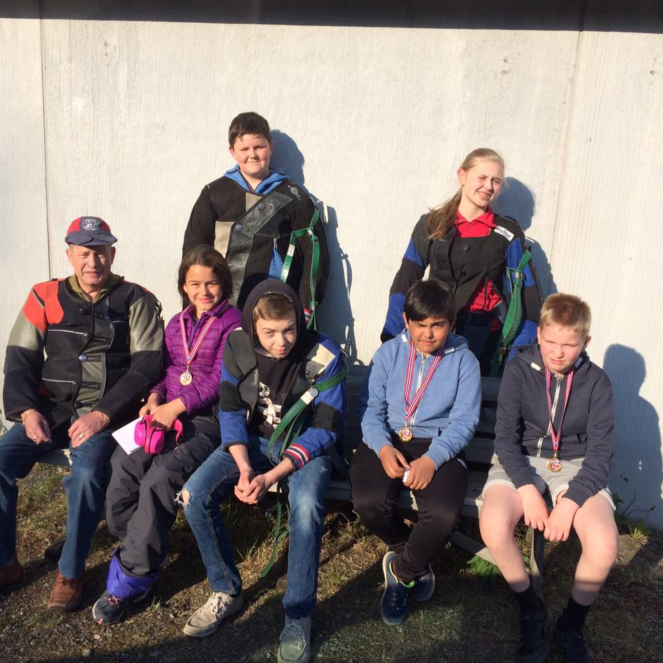 Skyttere på 100m etter endt skyting, Harald, Camilla, Håvard, Vincent, Tomas, Dan Richard og Hanne