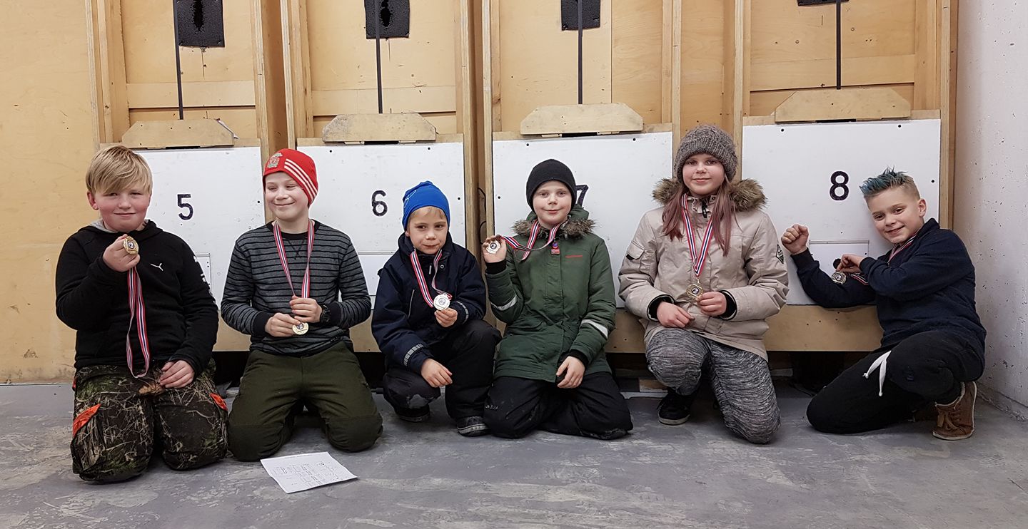 Benjamin Høgli, Jonas Seland, Filip Flatebø, Ludvig Simonsen, Emma Simonsen og Mathias Bordvik. Gratulerer med god skyting