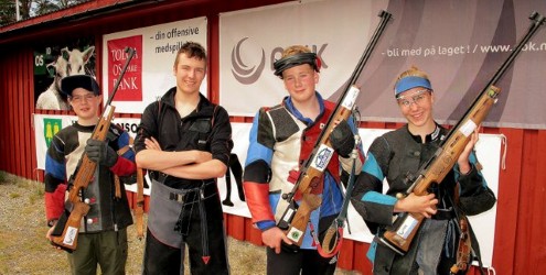 Fire ungd.skyttere i sving på Tripelstevnet  - Nora sommeren 2015. Fra v. Solan Henningsmo, Dalsbygda, Morten Reinertsen, Alvdal, Kristian Westum, Tynset og Gina Helstad, Ø.Rendal