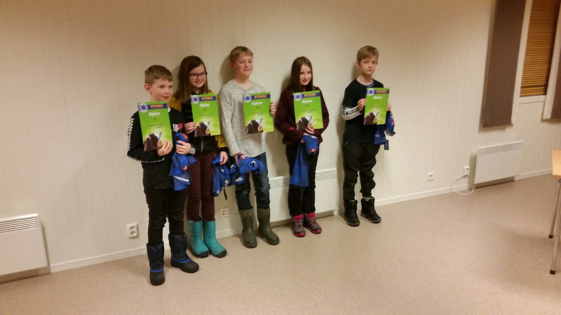 Ivrige skyteskoledeltagere med diplom etter endt skyteskole