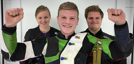 Håkon Klubnes ble samlagsmester på 15m. Bak ser vi Inga Mørck og Simen Rundberget.