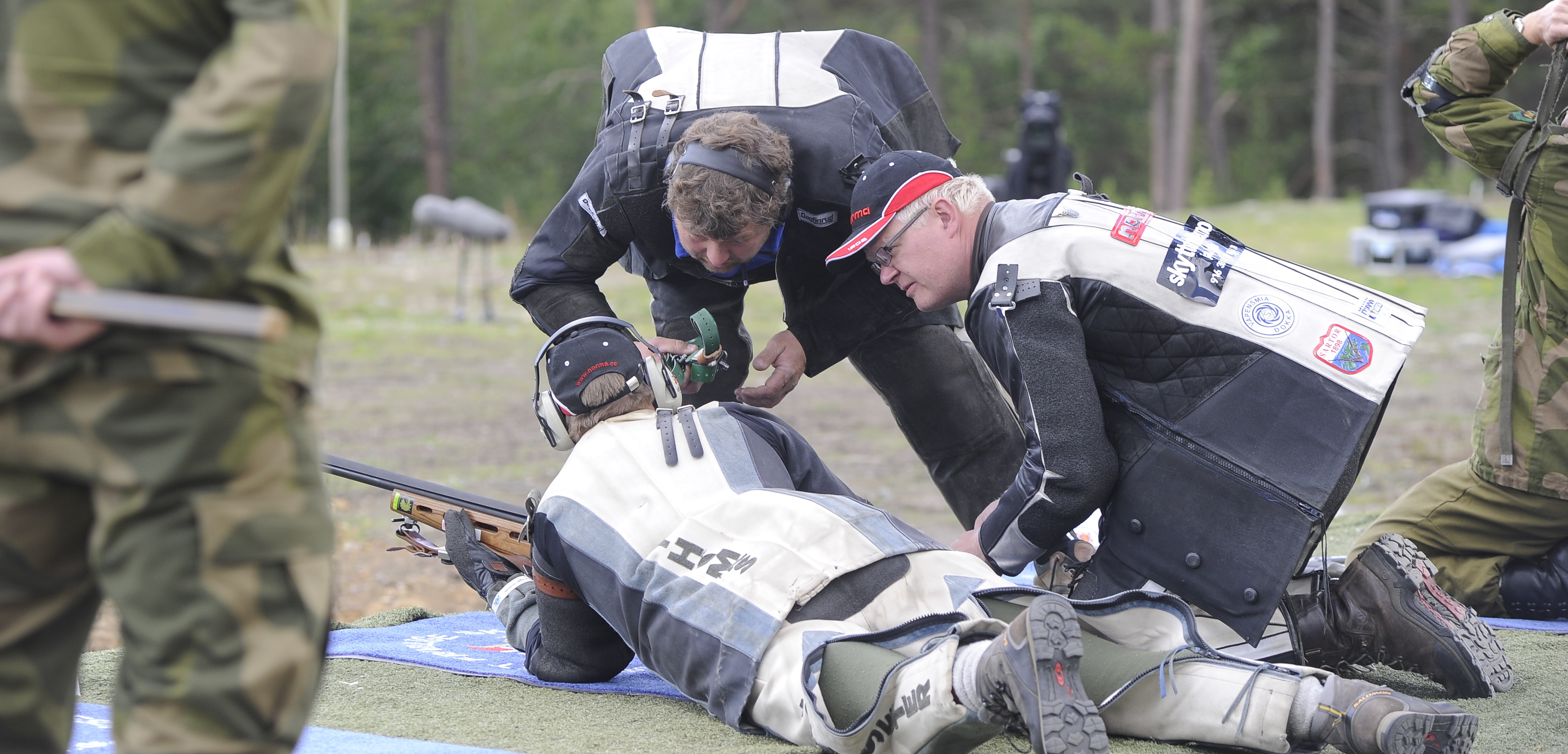 Thomas Høgåsseter røyk reima i Stang-finalen, men fikk hjelp av blant andre skytterkongene Tor Harald Lund og John Olav Ågotnes. FOTO: Tom-Vegard Feltstykket, Norsk Skyttertidende