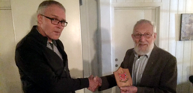 Magne Gromsrud har gjort en stor innsats for Urskog skytterlag. Her får han heder fra Arne Jørgen Gangnes (til venstre) i Akershus skyttersamlag. FOTO: Privat