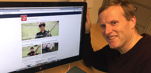 Redaktør Tom-Vegard Feltstykket viser fram den nye nettsiden til Norsk Skyttertidende. FOTO: Runar Sørensen