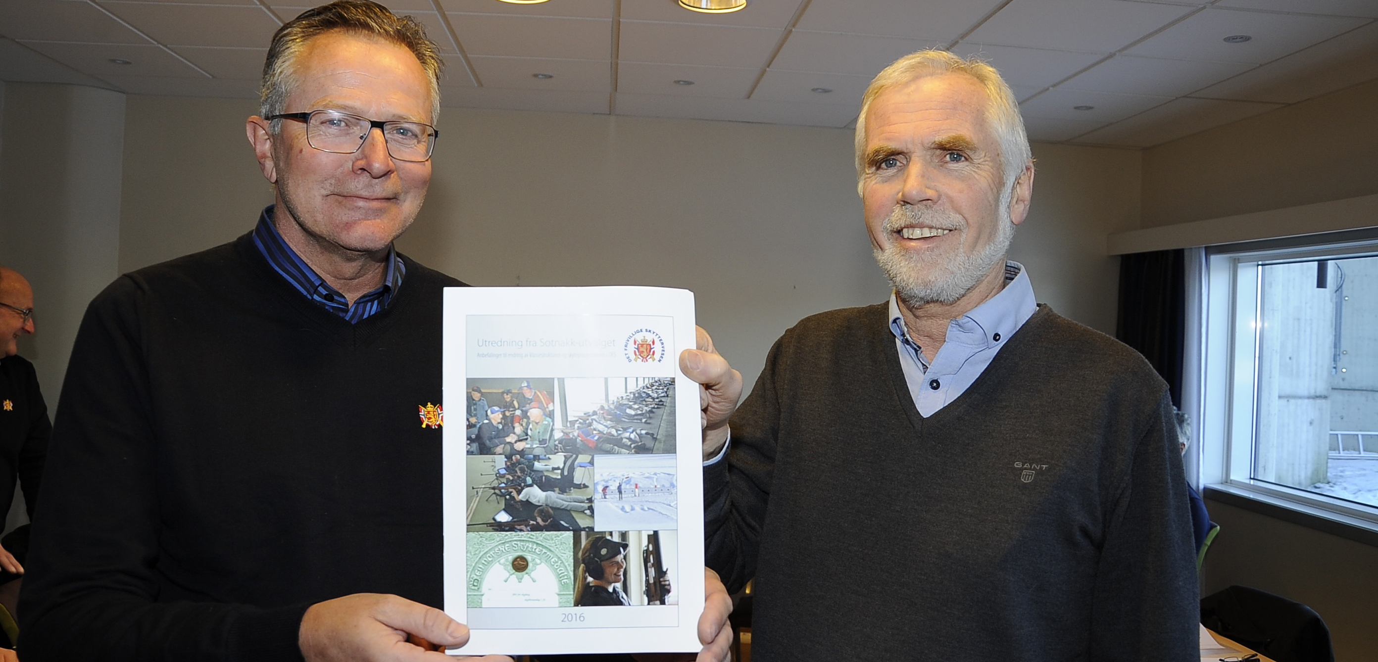 I dag fikk president i Norges Skytterstyre, Bernt Brovold overlevert rapporten fra Sotnakk-utvalget av Egil Sotnakk. FOTO: Tom-Vegard Feltstykket