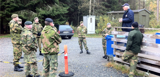 Jens Pettersen fra DFS orienterer elevene om samarbeidet mellom Forsvaret og DFS 