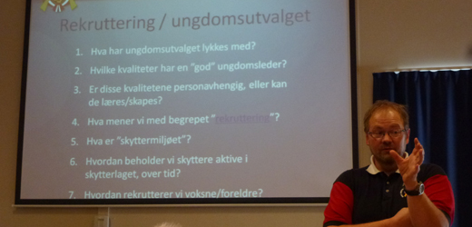 Lundon stiller mange spørsmål for å skape engasjement og for å finne tak i de gode ideene blant deltakerne. 