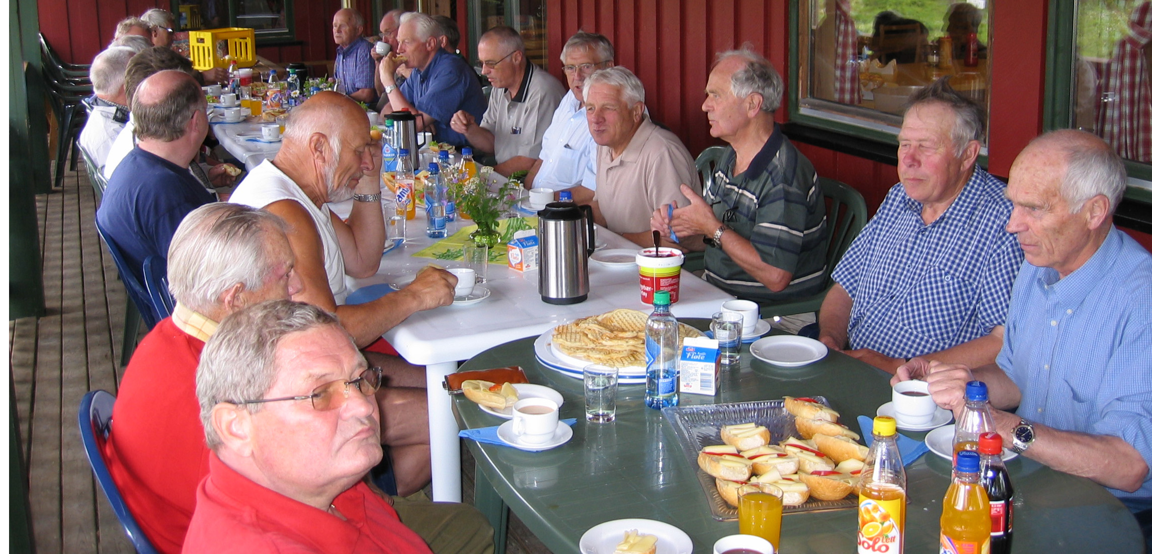 Veteranskyttere samlet til sosialt samvær og premieutdeling etter endt skyting er et flott miljøtiltak