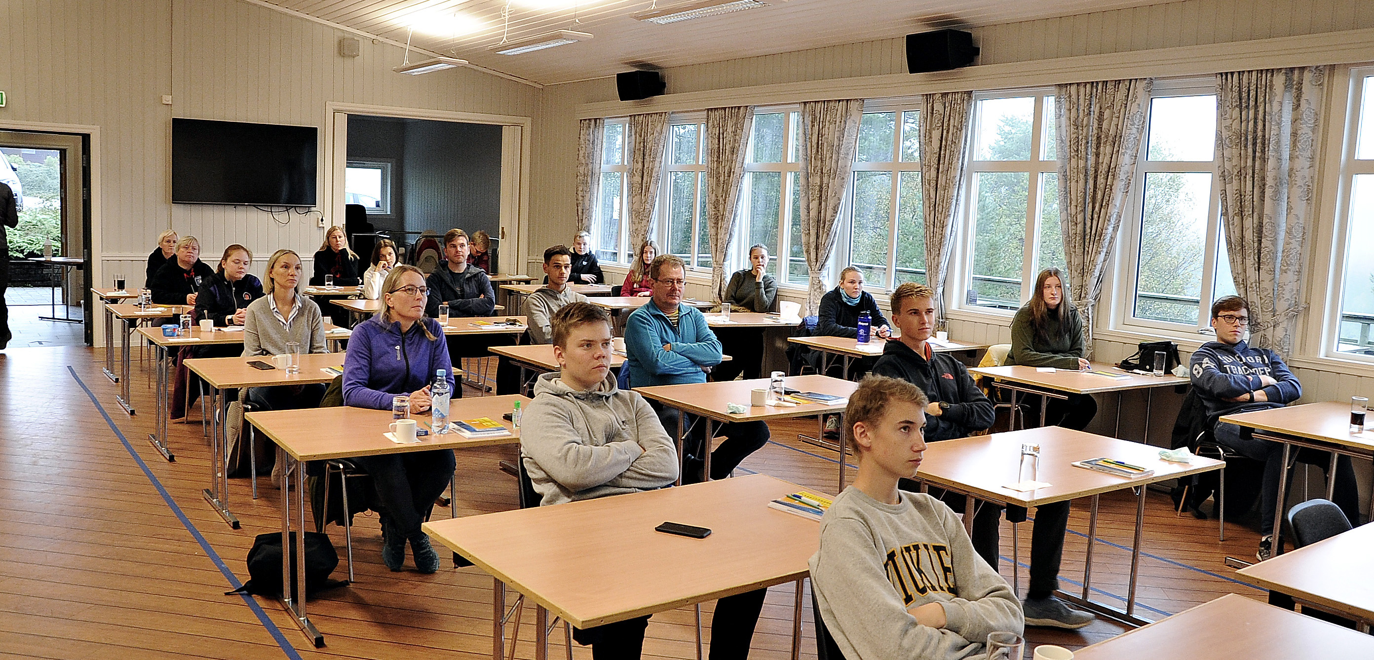1 meter avstand er viktig. Her fra et kurs holdt tidligere i høst. Foto: Norsk Skyttertidende.