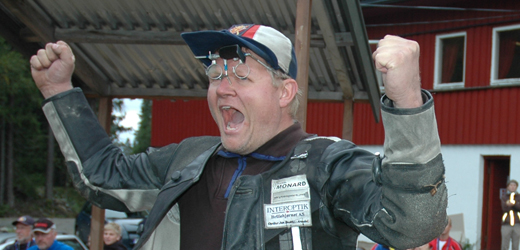 John Olav Ågotnes jubler for seier i feltskytingen i Nordisk mesterskap